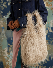 ドリスらしい背景のバッグ手持ち画像