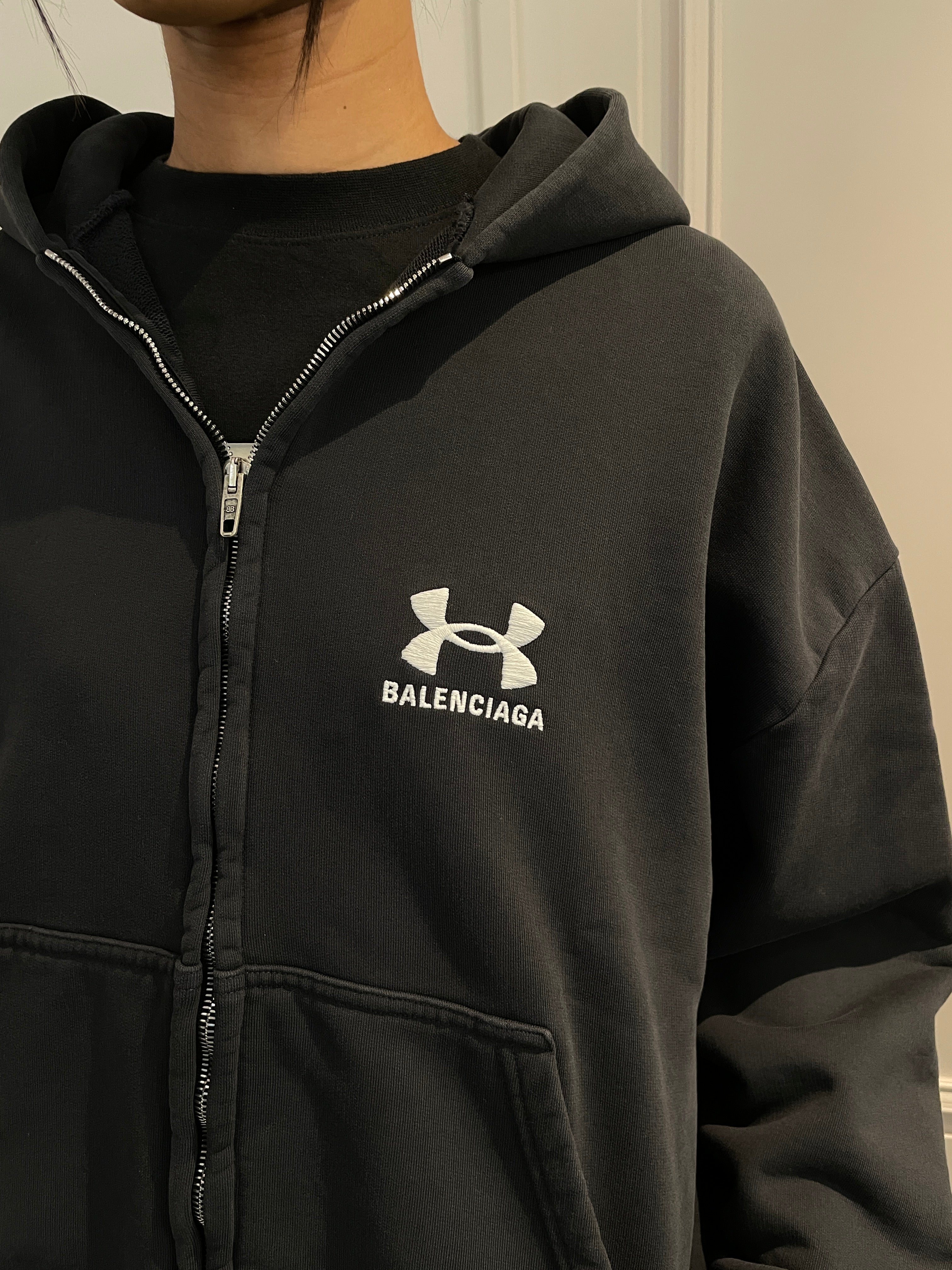 BALENCIAGA〔バレンシアガ〕/ BALENCIAGA x UNDER ARMOUR ZIP UP HOODIE (BLACK) [バレンシアガ×アンダーアーマージップアップフーディー]