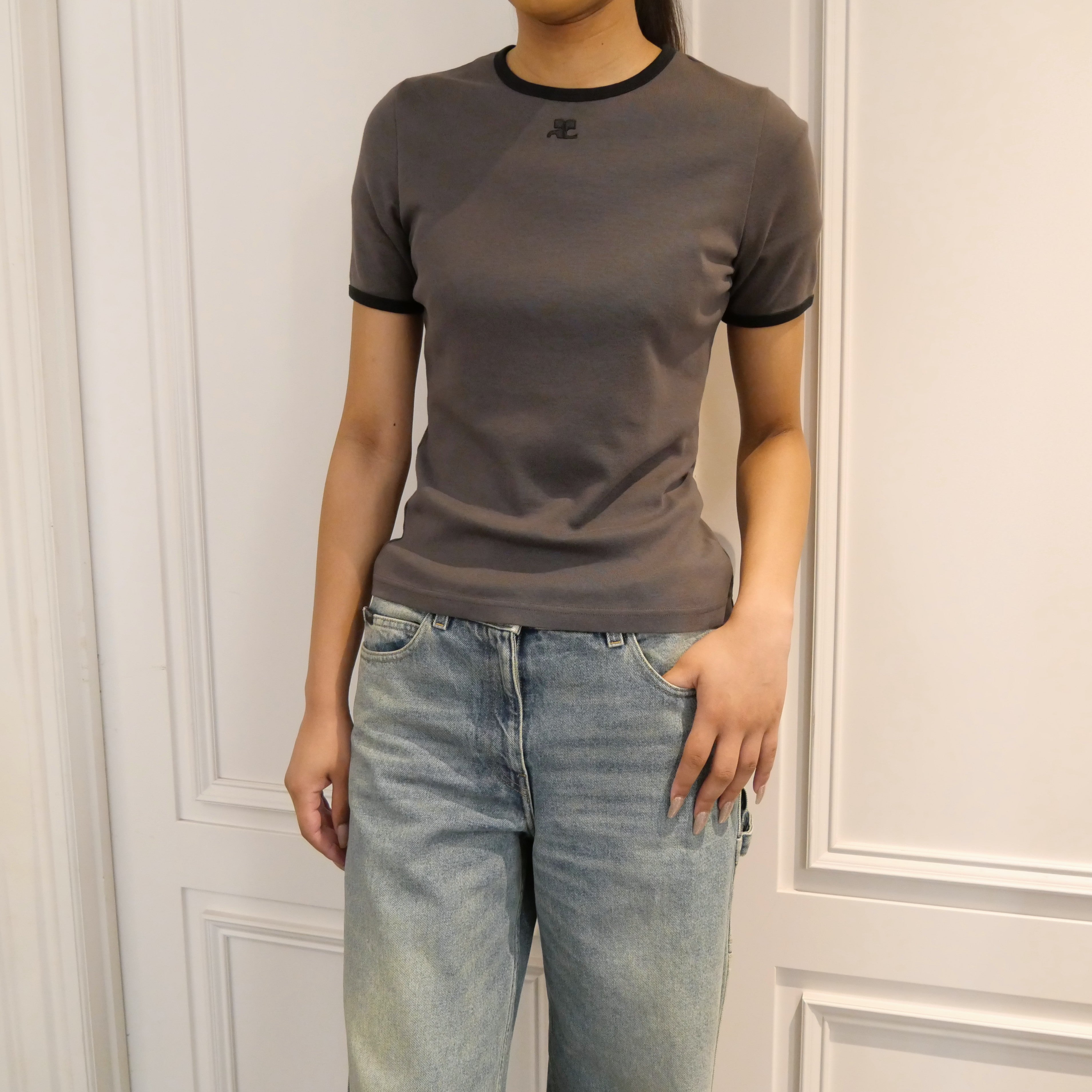Courrèges [クレージュ] / SIGNATURE CONTRAST T-SHIRT (DARK GREY)〔 シグネチャーコントラストティーシャツ〕