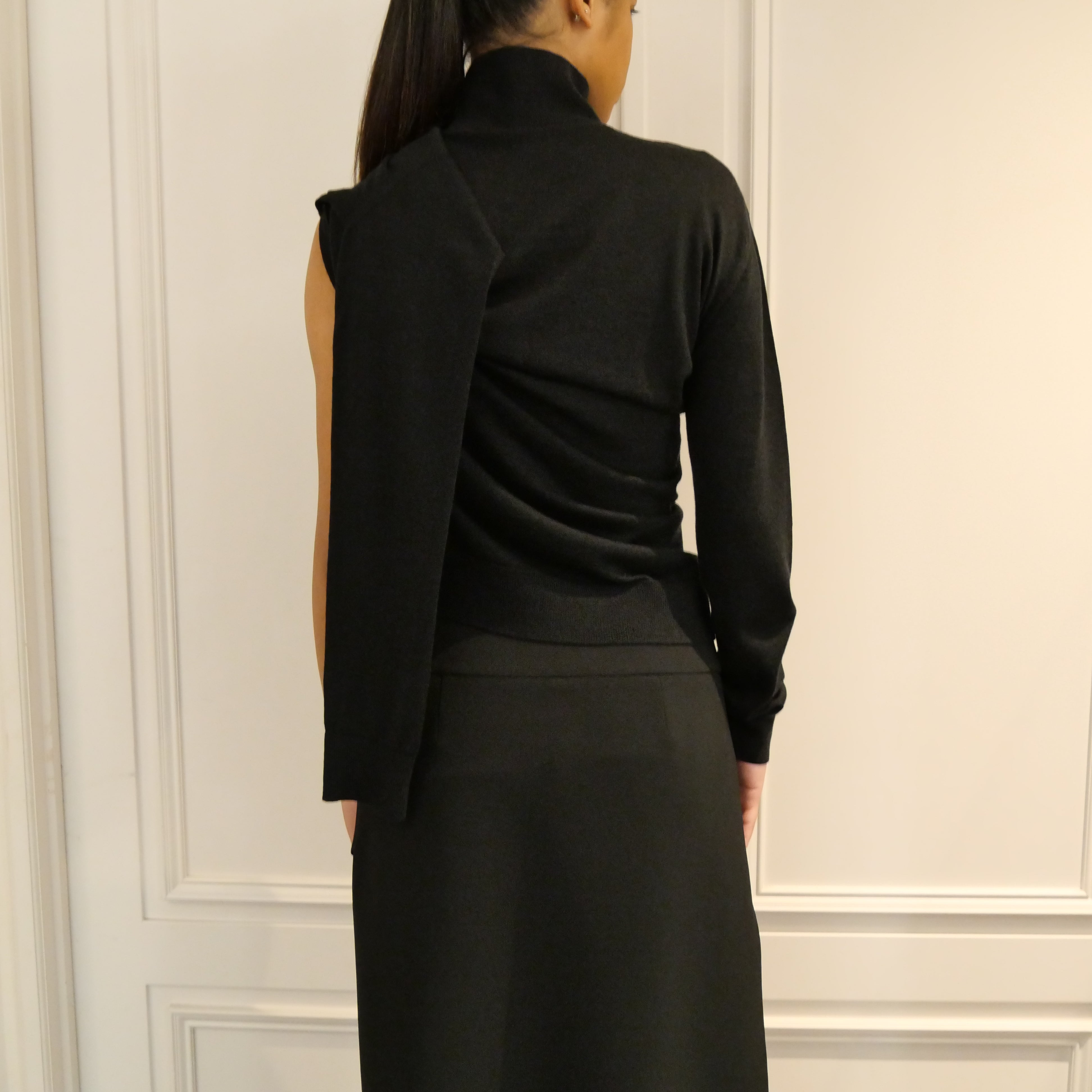 Courrèges [クレージュ] /  OFF SHOULDER LIGHT WOOL TOP (BLACK）〔オフショルダーライトウールトップ〕