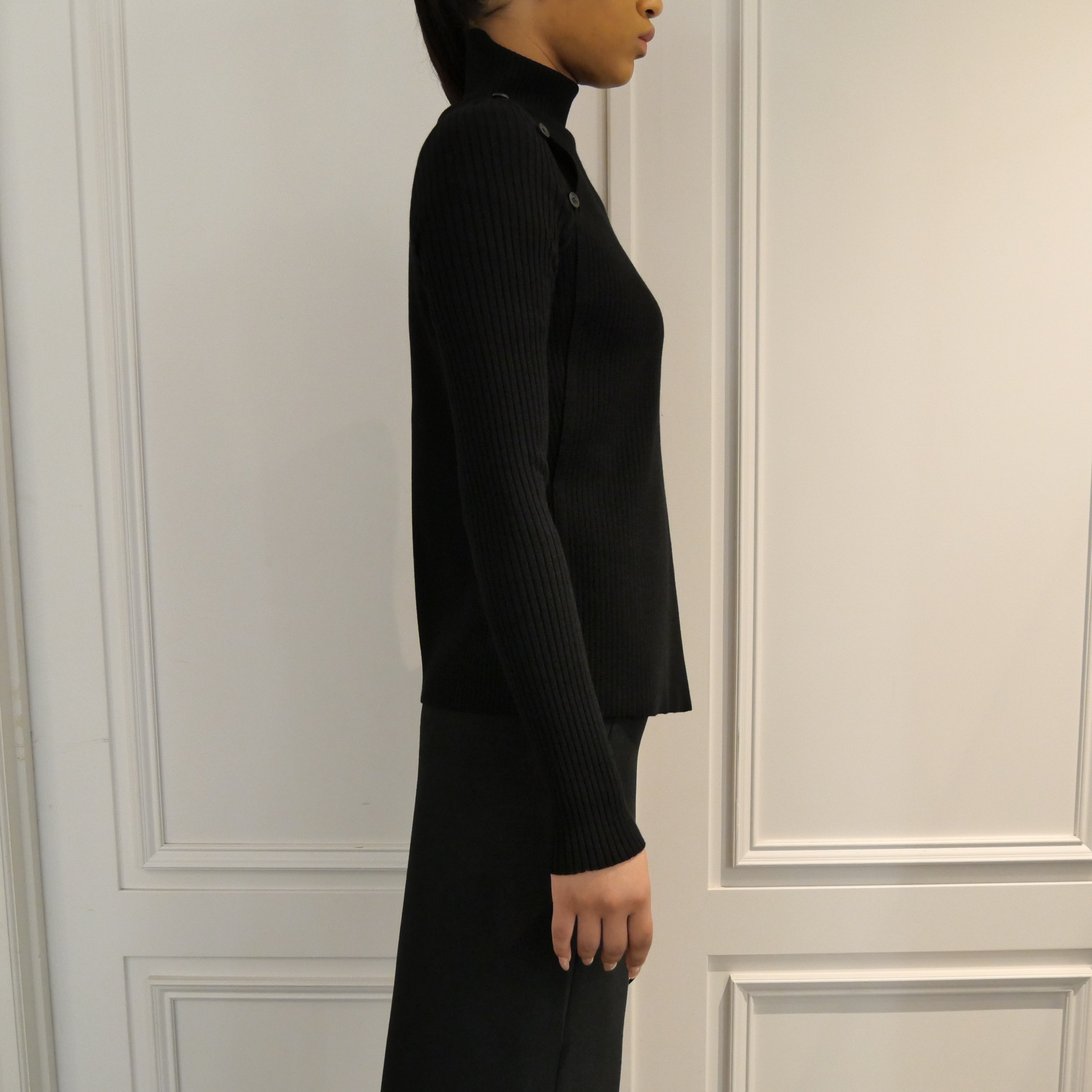 Courrèges [クレージュ] / OBLIQUE BUTONNED SWEATER (BLACK/BURGUNDY)〔オブリークボタンセーター〕