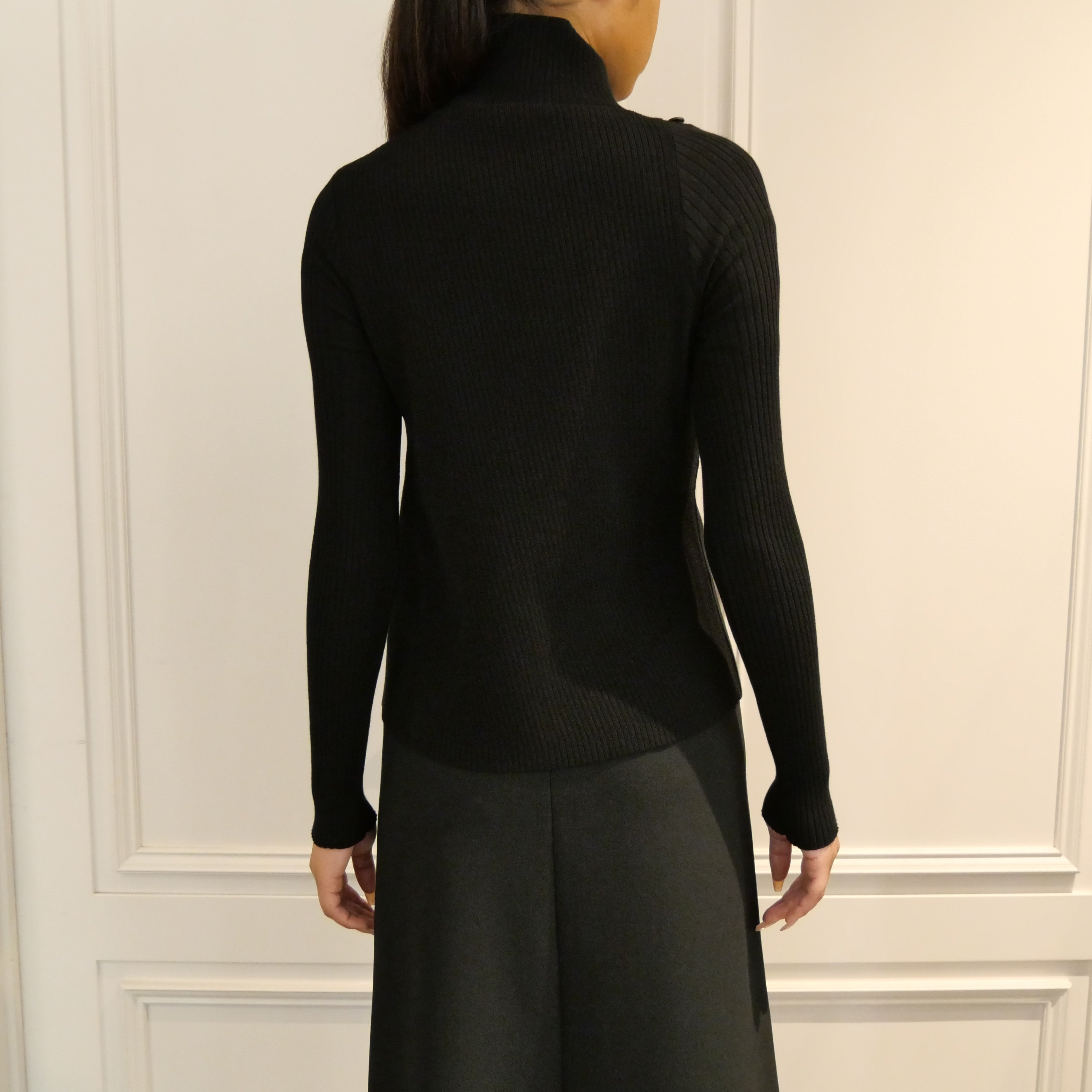Courrèges [クレージュ] / OBLIQUE BUTONNED SWEATER (BLACK/BURGUNDY)〔オブリークボタンセーター〕