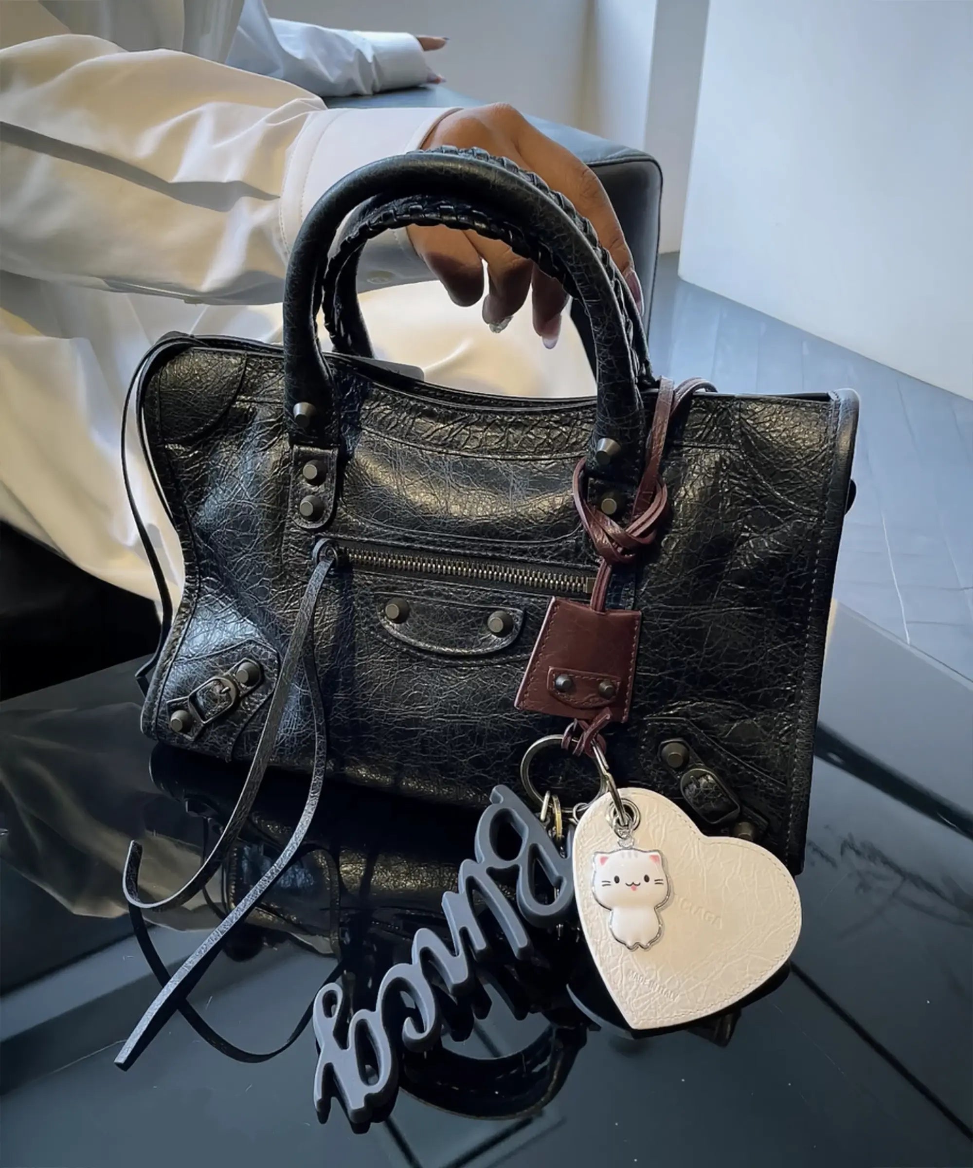slide-sp-balenciaga-251009.webp